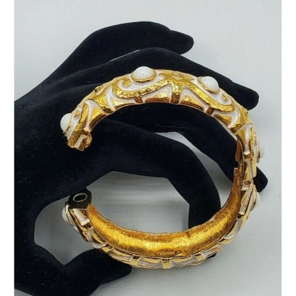 Jose & Maria Barrera Sculpted Hammered White Glass Stone Bangle Bracelet - Picture 6 of 10